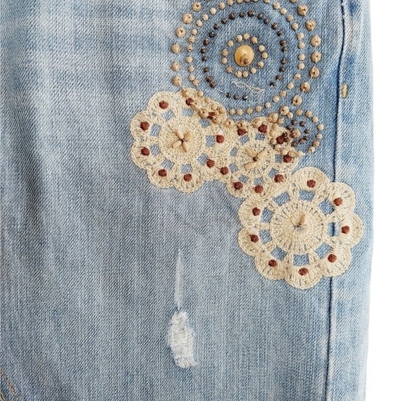 Old Navy Jean Skirt Sz 10 Distressed Embroidered 100% Cotton Light Wash  Raw Hem - Picture 2 of 9